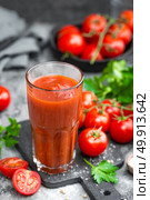 tomatoes; food; red; fresh; background; vegetable; ripe; organic; healthy; cherry; vegetarian; ingredient; green; natural; juice; juicy; raw; closeup; nutrition; tasty; cut; drinking; table; cuisine; delicious; kitchen; cherry tomatoes; cherry tomato; tomato juice; tomato juice glass; glass; slice; vitamin; freshness; fresh tomato; diet; tomatos; small; gourmet; tomato; drink; beverage; healthy; liquid; smoothie; detox; cocktail; bloody mary; bloody mary cocktail;. Tomato juice and fresh tomatoes. Стоковое фото, агентство Ingram Publishing / Фотобанк Лори