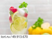 Lemon mojito cocktail with lime mint and raspberry cold drink with ice. Стоковое фото, агентство Ingram Publishing / Фотобанк Лори