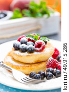 Cottage cheese pancakes, syrniki, curd fritters with berries. Стоковое фото, агентство Ingram Publishing / Фотобанк Лори