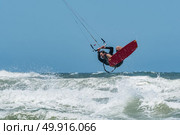 Kiteboarder enjoy surfing on a sunny day. Стоковое фото, агентство Ingram Publishing / Фотобанк Лори