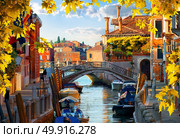 Motorboats and old houses in Venice, Italy. Стоковое фото, агентство Ingram Publishing / Фотобанк Лори
