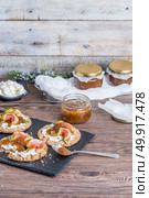 Canape or crostini with multigrain  crispread with cream cheese and fig jam on a slate board. Delicious appetizer ideal as an aperitif. Стоковое фото, агентство Ingram Publishing / Фотобанк Лори