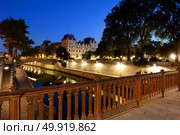 View on Promenade Maurice Careme from Pont au Double near Notre Dame de Paris, France. Стоковое фото, агентство Ingram Publishing / Фотобанк Лори