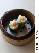 Chinese dim sum in wooden basket. Стоковое фото, агентство Ingram Publishing / Фотобанк Лори