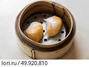 Chinese dim sum in wooden basket. Стоковое фото, агентство Ingram Publishing / Фотобанк Лори