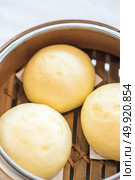 Chinese dim sum yolk lava Bun - Steamed Chinese groumet cuisine. Стоковое фото, агентство Ingram Publishing / Фотобанк Лори