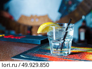 gin at the bar with a slice of lemon. close-up. Стоковое фото, агентство Ingram Publishing / Фотобанк Лори