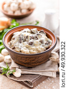 Mushrooms in creamy sauce, julienne. Champignon. Стоковое фото, агентство Ingram Publishing / Фотобанк Лори