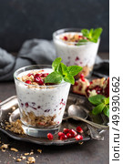 Chia pudding parfait with pomegranate, granola and light greek yogurt. Healthy eating. Стоковое фото, агентство Ingram Publishing / Фотобанк Лори