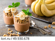 Layered chocolate chia pudding parfait with banana, granola and yogurt, dessert. Стоковое фото, агентство Ingram Publishing / Фотобанк Лори