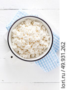 Cottage cheese, curd on white wooden rustic table, top view. Стоковое фото, агентство Ingram Publishing / Фотобанк Лори