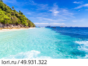 Tropical white sand beach at snoekel point from speed boat at andaman sea indian ocean Myanmar and Thailand. Стоковое фото, агентство Ingram Publishing / Фотобанк Лори