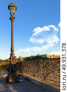 Locks of love on Bridge of Art in Paris, France. Стоковое фото, агентство Ingram Publishing / Фотобанк Лори