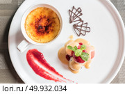 Creme Brulee with fresh fruit and chocolate. Стоковое фото, агентство Ingram Publishing / Фотобанк Лори