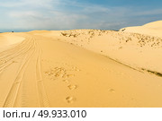 White sand dunes with blue skies, Mui Ne, Vietnam. Стоковое фото, агентство Ingram Publishing / Фотобанк Лори
