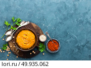 Hummus. Fresh homemade hummus with paprika, salt, garlic, tahini, lemon juice and olive oil. Chickpea hummus in bowl. Traditional lebanese cuisine. Healthy vegetarian appetizer. Стоковое фото, агентство Ingram Publishing / Фотобанк Лори