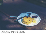 scones with clotted cream and jam, strawberries on the backgroun. scones with clotted cream and jam, strawberries on the background, selective focus. scones with clotted cream and jam, strawberries on the background, selective focus. Стоковое фото, агентство Ingram Publishing / Фотобанк Лори
