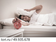 Man hand turns off the alarm clock waking up at morning . . Man hand turns off the alarm clock waking up at morning . . Стоковое фото, агентство Ingram Publishing / Фотобанк Лори