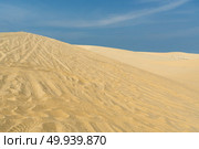 White sand dunes with blue skies, Mui Ne, Vietnam. Стоковое фото, агентство Ingram Publishing / Фотобанк Лори