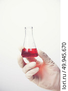 Chemical liquid in glassware of science lab on white background. Стоковое фото, агентство Ingram Publishing / Фотобанк Лори