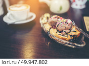 Banana split sunday ice cream in a bowl with strawberry and lemon choc vanilla ice cream scoops. Banana split sunday ice cream in a bowl with strawberry and lemo. Стоковое фото, агентство Ingram Publishing / Фотобанк Лори