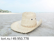 Hat on tropical island beach. Стоковое фото, агентство Ingram Publishing / Фотобанк Лори