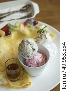 Crepe with ice cream. Стоковое фото, агентство Ingram Publishing / Фотобанк Лори