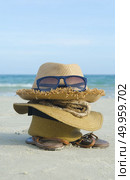 Straw hat, bag, sun glasses and flip flops on a tropical beach. Стоковое фото, агентство Ingram Publishing / Фотобанк Лори