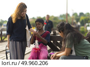 Sangkla Buri, Kanchanaburi, Thailand - November 19, 2016 : Little Mon people welcome tourists on the wooden bridge or Mon Bridge. Редакционное фото, агентство Ingram Publishing / Фотобанк Лори