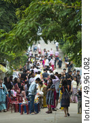 SANGKLABURI - November 19, 2016 : Thai people donated food to the monks in Sankaburi,Thailand on November 19, 2016. Sanklaburi is popular town for the tourism in Thailand. Редакционное фото, агентство Ingram Publishing / Фотобанк Лори