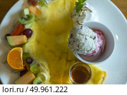 Ice-cream fruit crape. Стоковое фото, агентство Ingram Publishing / Фотобанк Лори