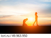 Silhouette of couple upset,man and women are quarrel in sunset t. Silhouette of couple upset,man and women are quarrel in sunset time. Стоковое фото, агентство Ingram Publishing / Фотобанк Лори
