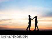 Silhouette of couple upset,man and women are quarrel in sunset t. Silhouette of couple upset,man and women are quarrel in sunset time. Стоковое фото, агентство Ingram Publishing / Фотобанк Лори