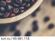 coffee beans on wooden background, arabica coffee, vintage filter image. Стоковое фото, агентство Ingram Publishing / Фотобанк Лори
