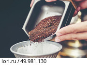 Smell of freshly grinded coffee. Стоковое фото, агентство Ingram Publishing / Фотобанк Лори