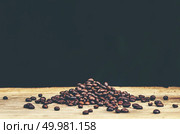 coffee beans on wooden background, arabica coffee, vintage filter image. Стоковое фото, агентство Ingram Publishing / Фотобанк Лори
