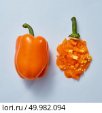 Type of slicing yellow pepper on gray background, flat lay. Concept vegetarian food. whole and sliced yellow sweet peppers on a gray background. Стоковое фото, агентство Ingram Publishing / Фотобанк Лори