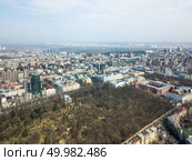 Kiev, Ukraine - April 7, 2018: aerial view botanical Garden and National University of Shevchenko, Vladimir Church in the distance. Aerial photography from a drone. Kiev, Ukraine - April 7, 2018: landscape view of the city of Kiev from aerial view. University of Shevchenko, Botanical Garden. Редакционное фото, агентство Ingram Publishing / Фотобанк Лори
