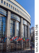 European Parliament offices and European flags in the Brussels, Belgium.. European Parliament offices. Стоковое фото, агентство Ingram Publishing / Фотобанк Лори