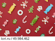 Christmas background. Christmas Gingerbread Cookies on a red background.. Christmas Gingerbread Cookies. Стоковое фото, агентство Ingram Publishing / Фотобанк Лори