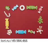 square frame Christmas cookies of different shapes on a red background. Frame of Christmas cookies. Стоковое фото, агентство Ingram Publishing / Фотобанк Лори