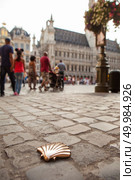 Symbol of the camino de santiago as it passes through burgos with a crowd of people, Brussels, Belgium. St James shell in Brussels. Стоковое фото, агентство Ingram Publishing / Фотобанк Лори