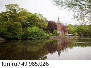Medieval building Castle on Love lake, Minnewater Park in Bruges, Belgium. Medieval building on Love lake. Стоковое фото, агентство Ingram Publishing / Фотобанк Лори