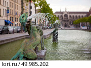 Fountain in Place Saint Catherine, which was built on place of the old port. This square is a favorite place for tourists searching Belgian sea food restaurants. Fountain in Brussels. Стоковое фото, агентство Ingram Publishing / Фотобанк Лори