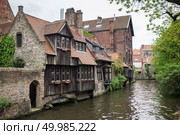 Houses along the canals of Brugge or Bruges, Belgium. Houses along the canals of Brugge or Bruges. Стоковое фото, агентство Ingram Publishing / Фотобанк Лори
