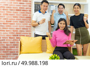 Freelance team celebrate thier success in cafe meeting. Стоковое фото, агентство Ingram Publishing / Фотобанк Лори