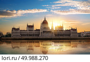 Facade of Hungarian Parliament on Danube river at sunrise. Стоковое фото, агентство Ingram Publishing / Фотобанк Лори
