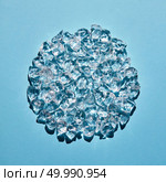 Transparent ice cubes in the shape of a circle on a blue background. Refreshing background for your ideas. A circle made of transparent ice cubes on a blue background. Стоковое фото, агентство Ingram Publishing / Фотобанк Лори