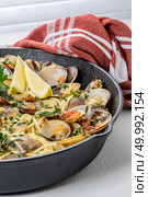 Traditional italian seafood pasta with clams Spaghetti alle Vongole. Стоковое фото, агентство Ingram Publishing / Фотобанк Лори