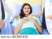 Portrait of female patient Relaxing  ans smile in bed of Hospital Ward. Стоковое фото, агентство Ingram Publishing / Фотобанк Лори